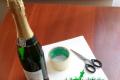 DIY sliktræ Sådan pynter du en champagneflaske med juletræsbånd