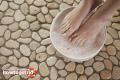 Sådan vasker du dine fødder mod snavs efter at have givet end hvidvaskning af benene fra jorden